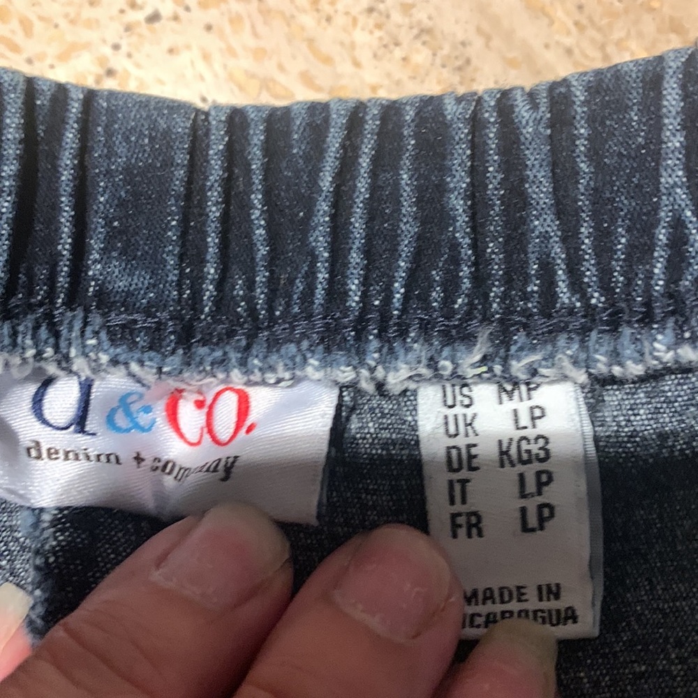 Denim and company size PM, pullover jeans in great condition - Picture 5 of 5